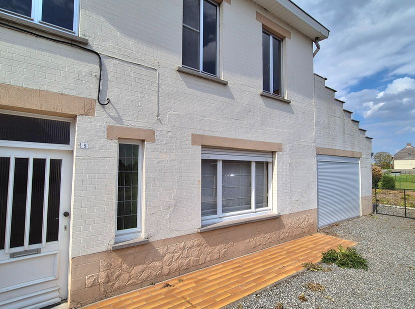 Deze rustig gelegen halfopen bebouwing in het pittoreske dorpje Welden (Oudenaarde)biedt een solide basis voor wie op zoek is naar een woning met ruim
