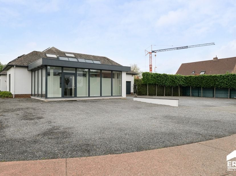 Op een uiterst commerciële toplocatie langs de Nieuwstraat in Diepenbeek, met een wekelijkse passage van circa 40.000 voertuigen, bevindt zich dit uit
