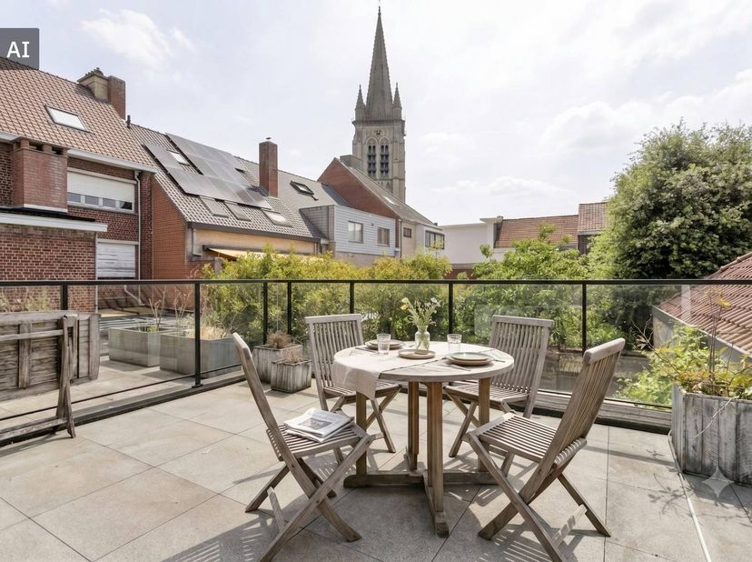 Gelegen in een rustige zijstraat van de Casselstraat, geniet u van een uiterst rustige woonomgeving, terwijl alle winkels, horeca en voorzieningen zic