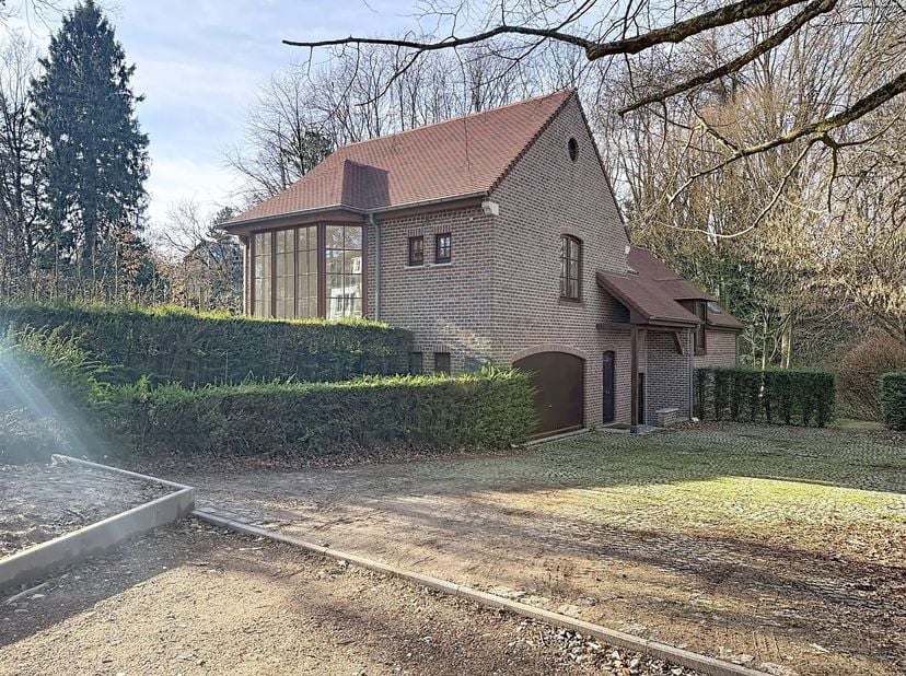 Situation : <br />
Situé à Uccle, dans le quartier du Prince d'Orange sur un terrain 16 ares 47ca. <br />
<br />
Description : <br />
Villa 4 faça