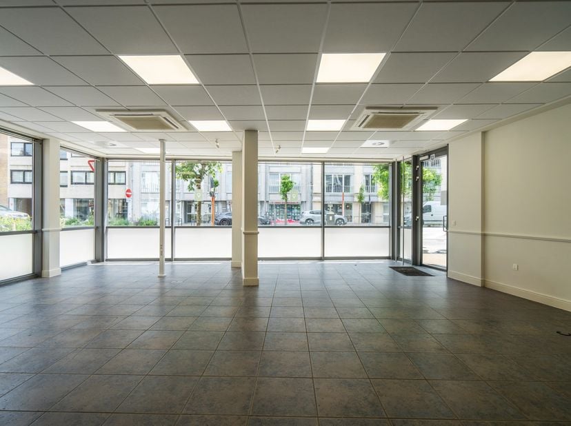 Op een uitstekende locatie, vlak bij de Grote Markt, bevindt zich deze ruime kantoorruimte van 160 m². Dankzij de doordachte indeling is het pand uite