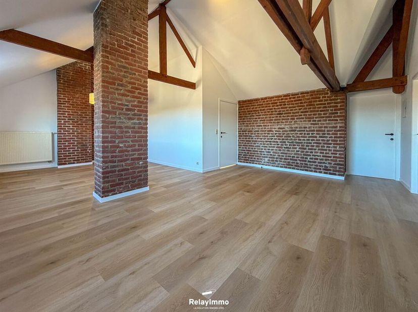 Mooi gerenoveerd appartement van ongeveer 70 m², gelegen op de tweede verdieping van het gebouw, met een slaapkamer.<br />
Woonkamer met zit- en eetho
