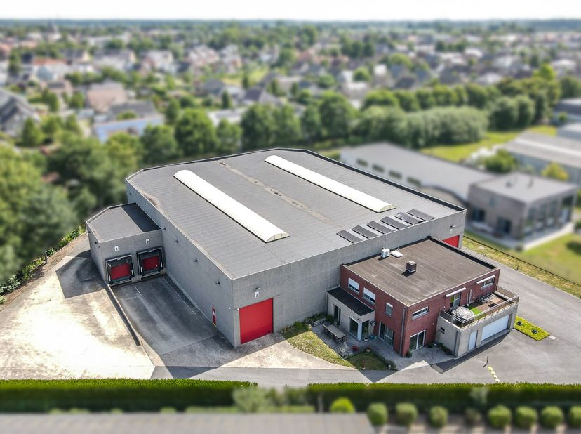 Deze uitstekend onderhouden bedrijfssite op een perceel van 4.183 m² combineert een ruime en instapklare bedrijfswoning met een kwalitatieve loods van