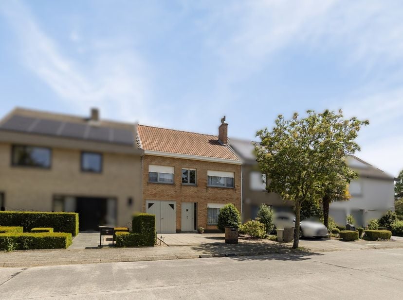 In een rustige en gegeerde straat, pal grenzend aan het groene domein van de Koude Keuken, bevindt zich deze gerenoveerde woning met garage. Dankzij d