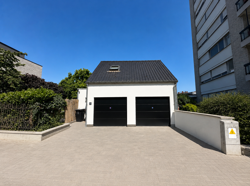 Offre àpd 249000€ -Unifamiliale rénovée. Au rez-de-chaussée, hall d'entrée, séjour et cuisine ouverte. Une chambre avec douche. A l'étage: vaste chamb