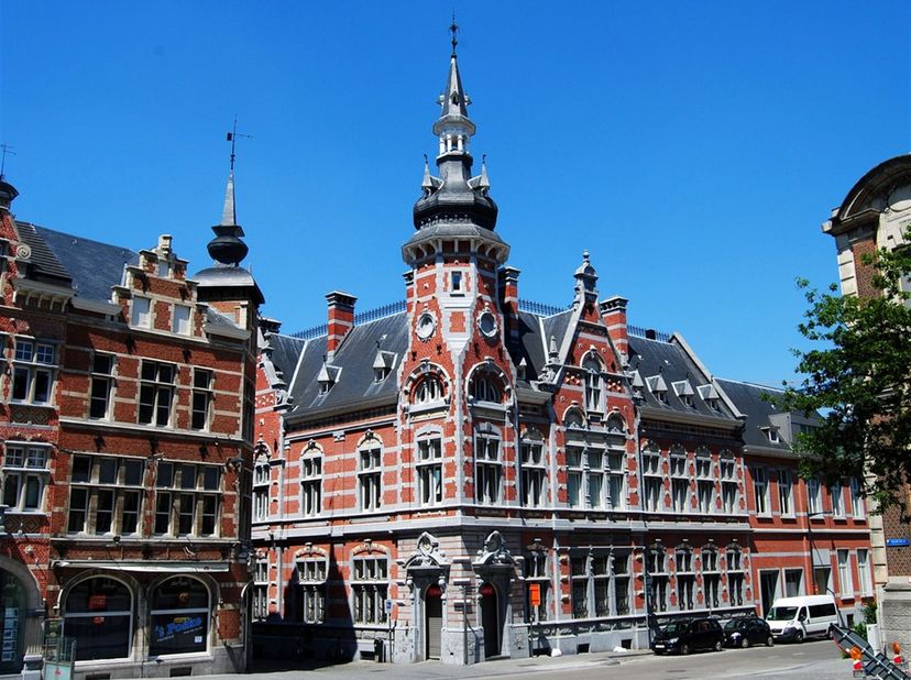 Zonder zorgen parkeren in het verkeersvrije centrum van Leuven ? <br />
Deze ondergrondse parkeerplaats bevindt zich in het Oude Postgebouw , tegenov