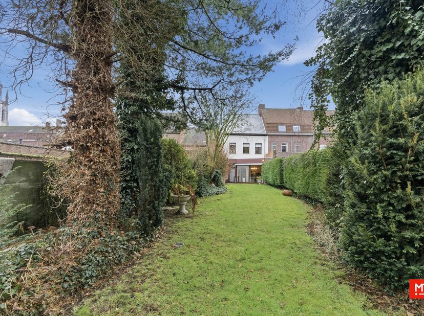 In het centrum van Wervik, op wandelafstand van winkels, scholen en openbaar vervoer, bevindt zich deze eigendom. Het pand is vrijgesteld van renovati