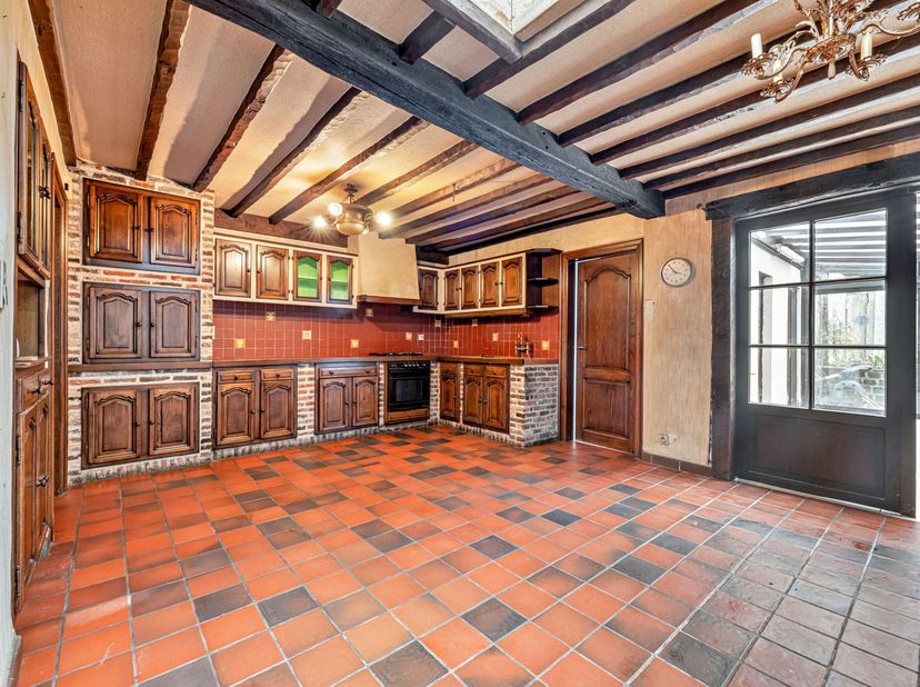 Bent u op zoek naar een woning met veel ruimte en potentieel? Dan is deze goed gelegen eigendom in Beveren-Leie zeker een bezoek waard.<br />
Deze te