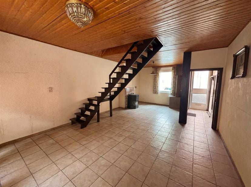 Op zoek naar een woning met karakter die u volledig naar eigen smaak kunt afwerken? Dan is deze charmante burgerwoning zeker een bezoek waard!<br />
D