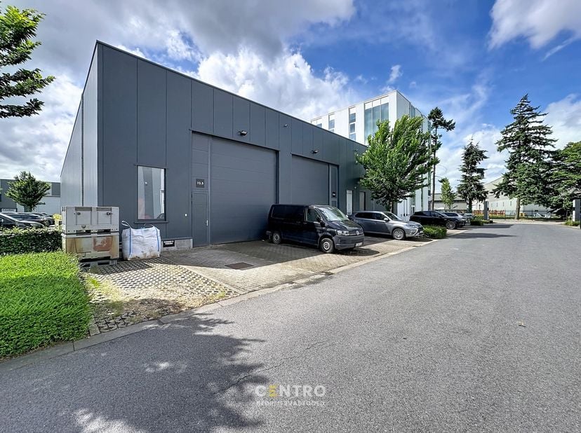 Benaderende AFMETINGEN:<br />
8,4m breed op 21,62m diep<br />
<br />
SPECIFICATIES:<br />
<br />
	Constructie: Metalen constructie met volledige overs