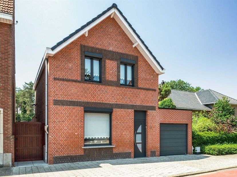 Instapklare gezinswoning met 3 slaapkamers, garage en ruim perceel van ca. 935m²<br />
Gelijkvloers<br />
Via de inkomhal betreedt u de woning met toe