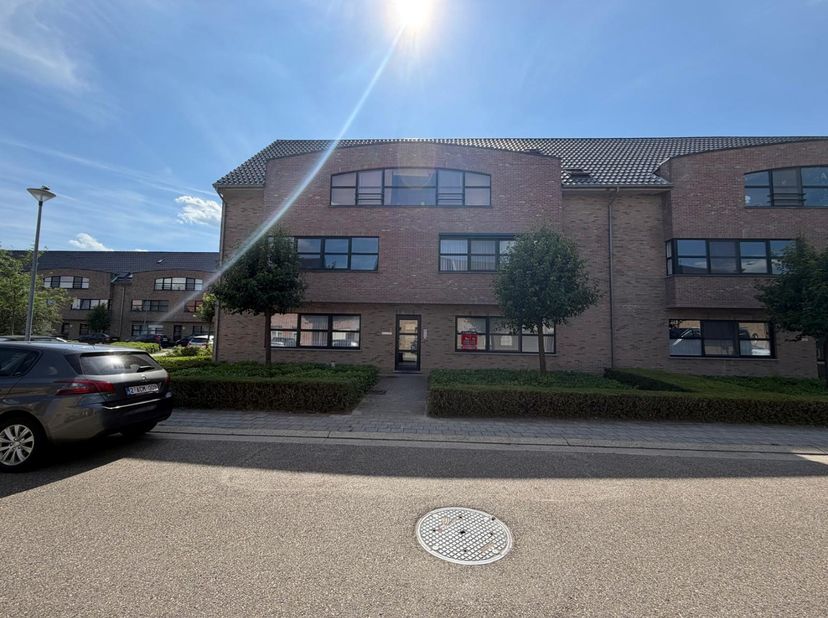 Ligging: <br />
Het gelijkvloers appartement is zeer rustig gelegen doch zeer centraal. Alle faciliteiten die Geel te bieden heeft zijn op korte afsta