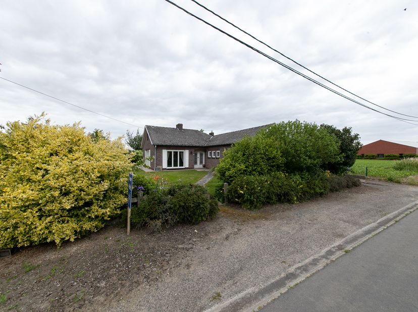 LANDELIJK GELEGEN BUNGALOW - <br />
<br />
Zeer rustig en landelijk gelegen vrijstaande bungalow op een omheinde grondoppervlakte van 1600 vierkante m