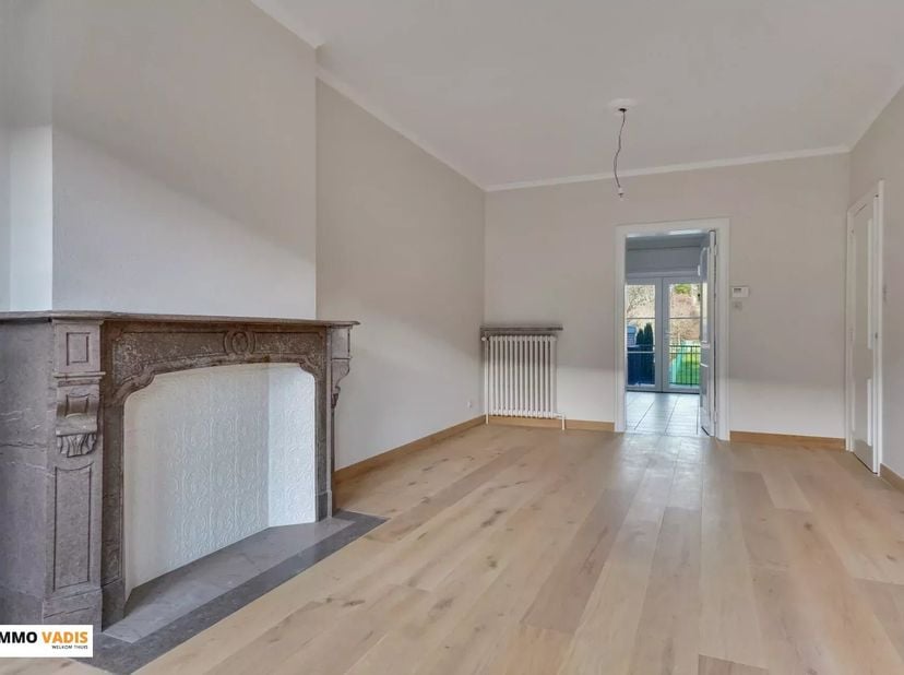 Op een uitstekende locatie, op wandelafstand van het centrum van Tongeren, bevindt zich deze ruime en functioneel ingedeelde woning. Dankzij de doorda