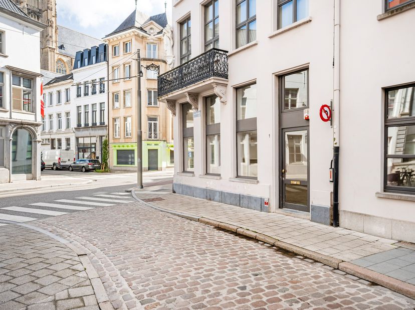 Dans un emplacement d'angle de premier plan sur la Lange Klarenstraat, en continuité avec la Lange Nieuwstraat entièrement réaménagée, se trouve cet e