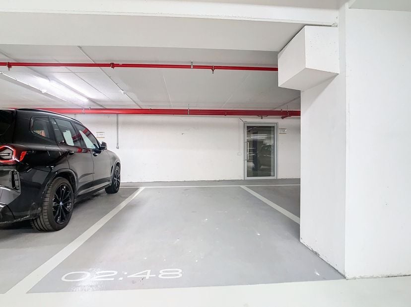 Ce parking souterrain situé au centre de la ville d'Anvers est unique en son genre.<br />
Dimensions du terrain:<br />
- profondeur 5,20 m<br />
- lar