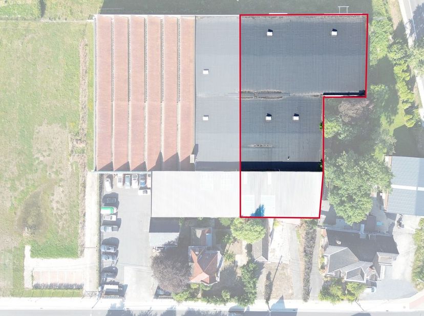 Gelegen aan het kruispunt van de Pittemstraat en de Randweg&amp;nbsp;in Meulebeke bevindt zich dit veelzijdige&amp;nbsp;magazijn van 1.500 m² aangevuld met 30