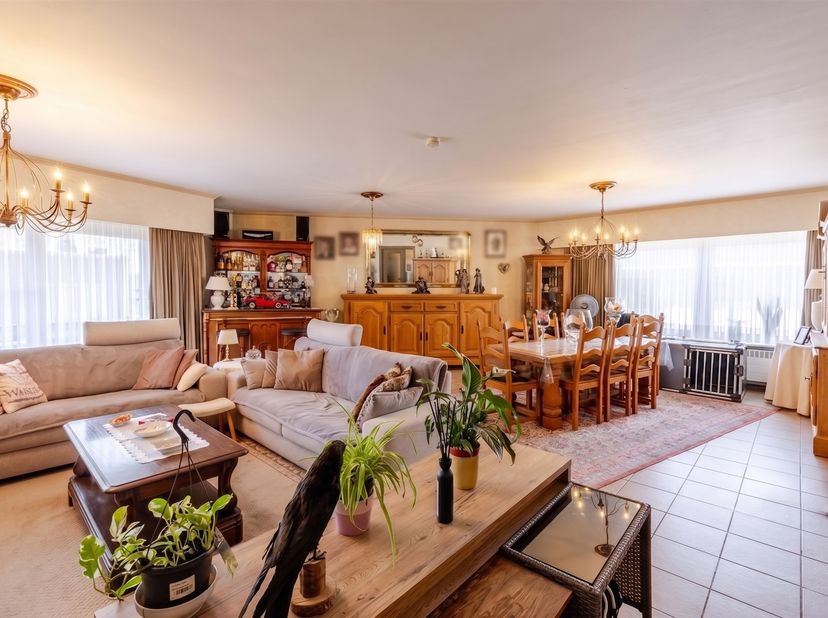 Bent u op zoek naar een ruim en lichtrijk hoekappartement op een centrale ligging in Sint-Niklaas? Dan is dit misschien wel uw nieuwe thuis!<br />
<b