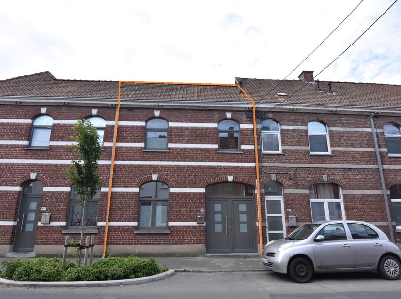 Op zoek naar een gezellige en compacte rijwoning met 1 slaapkamer, op wandelafstand van het centrum?<br />
Indeling: inkomhal, technische berging, ing
