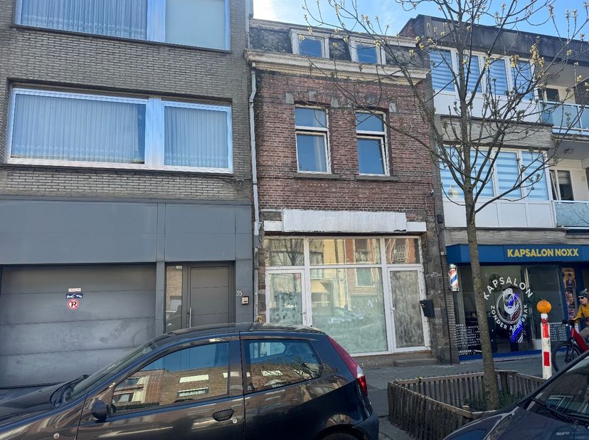 Cet immeuble, situé au cur de Willebroek, offre une opportunité unique pour ceux qui recherchent un projet de rénovation avec de nombreuses possibilit