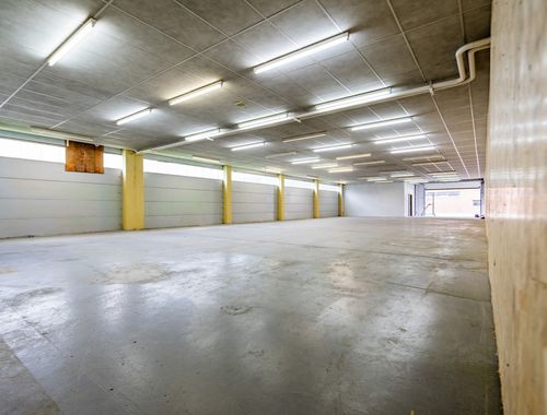                                         Entrepôt à louer à Barchon, € 2.100
