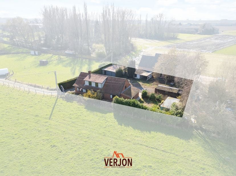 Deze karaktervolle, te renoveren, woning met bijzonder veel mogelijkheden is gelegen op een vlot bereikbare locatie in de Bruggestraat te Ingelmunster