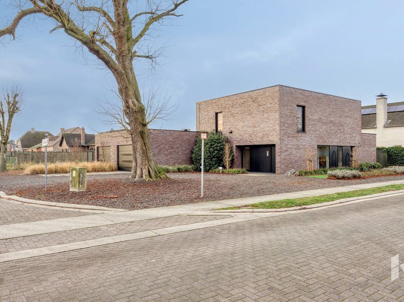 Prachtige moderne woning (324 m²) met een hoogwaardige afwerking en een praktijkruimte of eventueel 5 slaapkamers op een hoekperceel van 831 m².<br />
