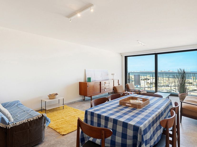 Instapklaar 2-slaapkamerappartement met frontaal zeezicht op de Zeedijk van Duinbergen<br />
Gelegen op de Zeedijk van Duinbergen, in een recent gebou