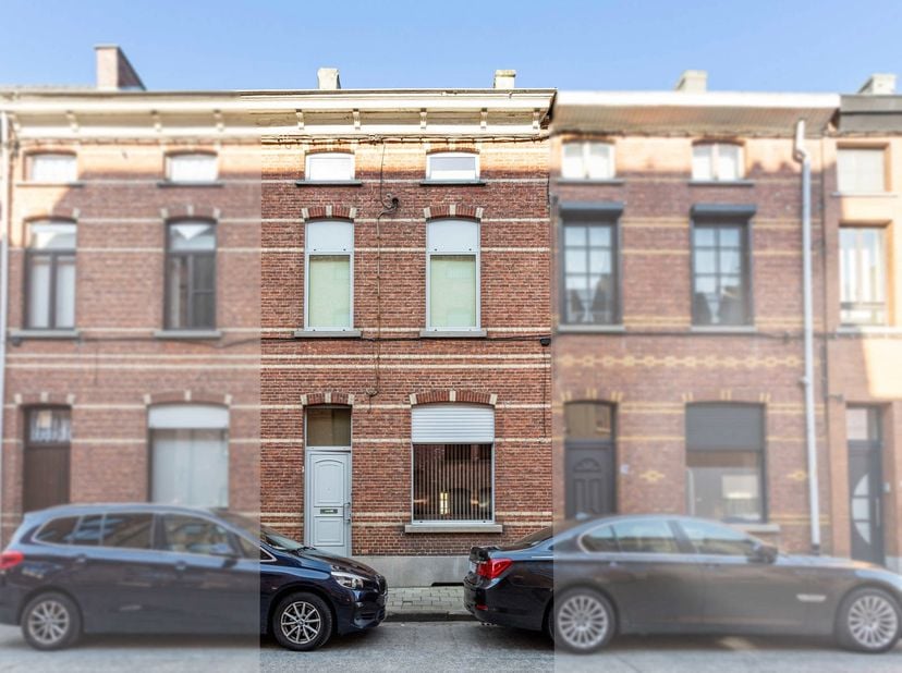 Deze charmante woning met gunstige ligging, biedt tal van mogelijkheden. De woning beschikt over een zeer ruime leefruimte, apart toilet, badkamer en