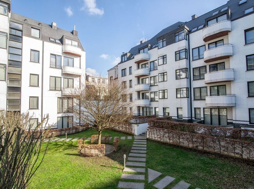 Prachtig appartement met 2 slaapkamers van 88 m² + terras van 4 m², gelegen op de 3e verdieping van een in 2022 volledig gerenoveerd gebouw, La Réside