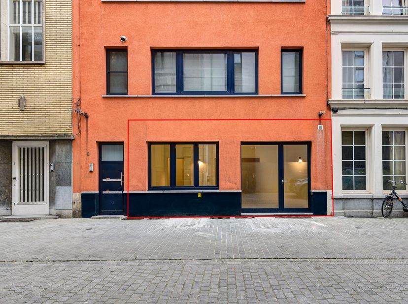 Charmante gelijkvloers handels- of kantoorruimte op een zeer goede, centrale locatie tussen de Wapper en de Huidevettersstraat, parallel met de Meir.<