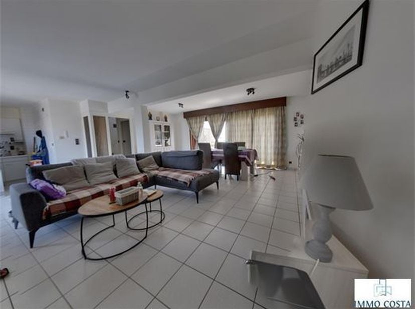 Ontdek deze prachtige duplex op de 9e verdieping in het hart van Middelkerke. Met een ruime woonkamer en open keuken biedt dit appartement een uitnodi