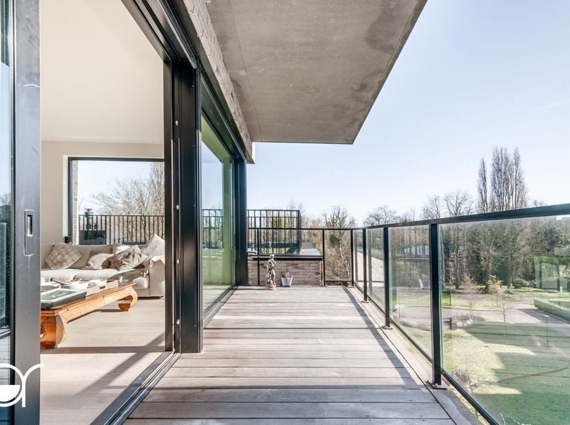 Plan uw bezoek in via filaturestraat20.rosseel.be<br />
Dit ruim duplex appartement (154m²) met twee slaapkamers en drie terrassen (56m²) gebouwd in 2