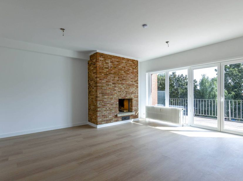 Ontdek dit recent gerenoveerd appartement gelegen in een kleinschalige mede-eigendom van slechts 4 entiteiten, aan de Frans Vekemansstraat 121 te 1120