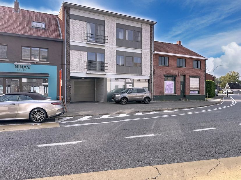 Dit complex is gelegen op de rand van Mol-centrum en Ezaart.<br />
Ideale locatie tov het centrum en de ring richting Geel-Lommel.<br />
Het pand best