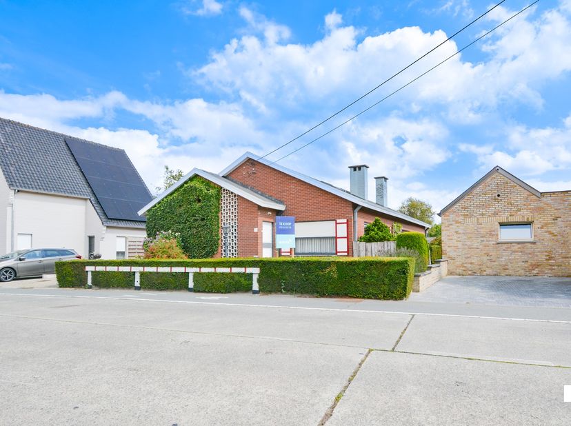 Ontdek deze te renoveren, gelijkvloerse woning op een perceel van 1.220 m² langs de verbindingsweg tussen Hooglede en Kortemark. De bewoonbare oppervl