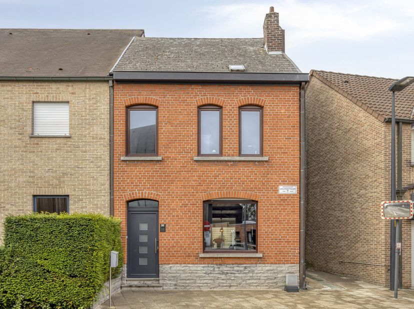 Instapklare woning in de nabijheid van winkels, warenhuizen, scholen, openbaar vervoer en prachtige wandel- en fietsroutes. De woonst werd als volgt i