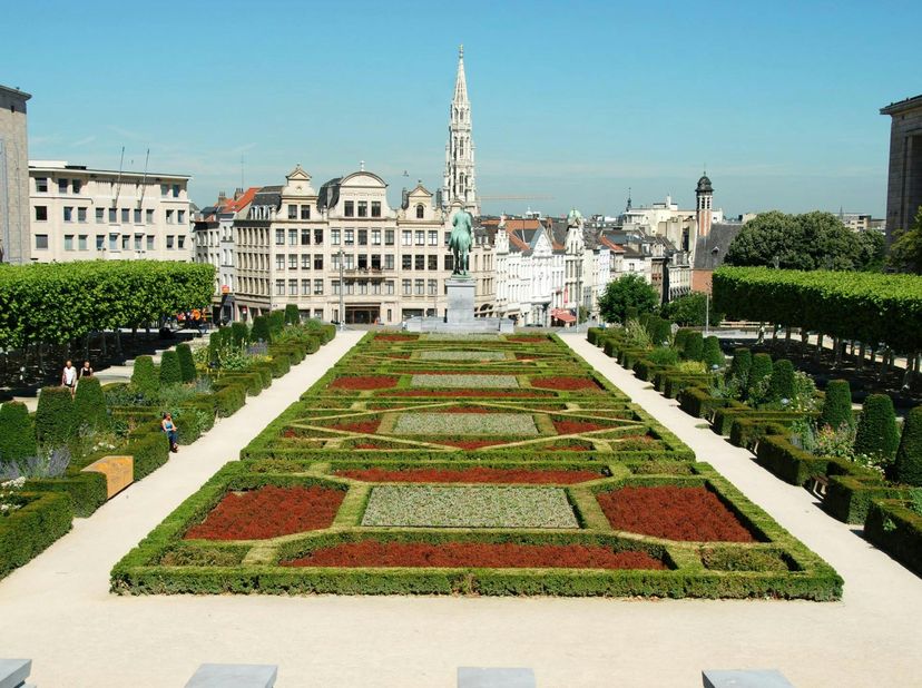 Ideaal gelegen tussen het Koningsplein, het Centraal Station en de Grote Markt, en deel uitmakend van het gerenoveerde Palais des Congrès op de Kunstb