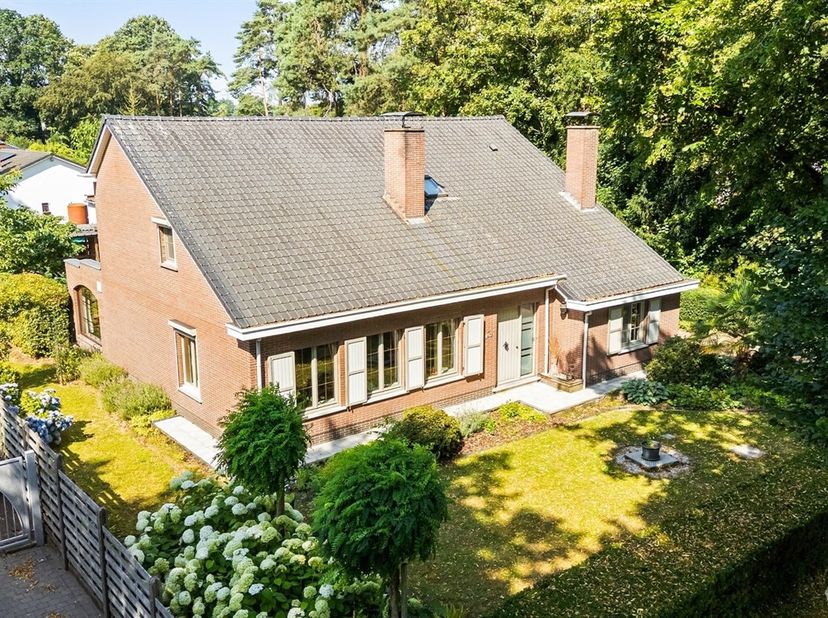 Deze uitstekend onderhouden gezinswoning is gelegen in een rustige, groene woonwijk op een gegeerde locatie nabij het centrum van Sint-Job.<br />
Hier