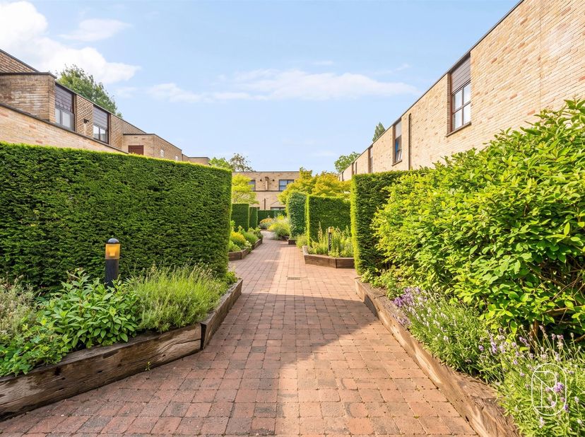 Agréable appartement duplex autour d’un jardin intérieur verdoyant<br />
<br />
Ce charmant appartement duplex bénéficie d’une situation calme autou