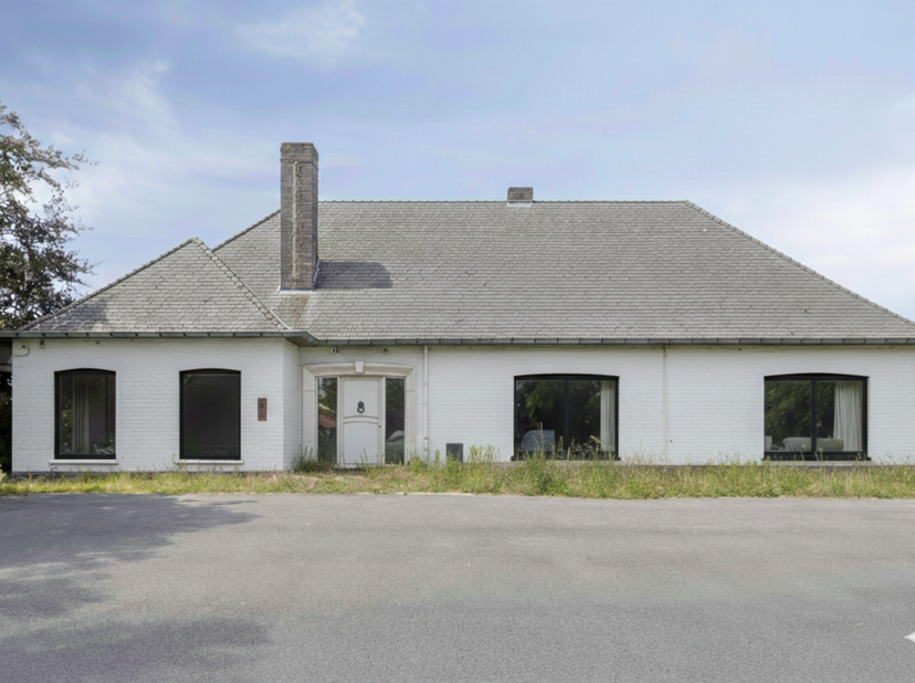 Grande et spacieuse maison à vendre à Gits avec de belles vues sur un terrain. La maison est très spacieuse et dispose de 312 m² de surface habitable 