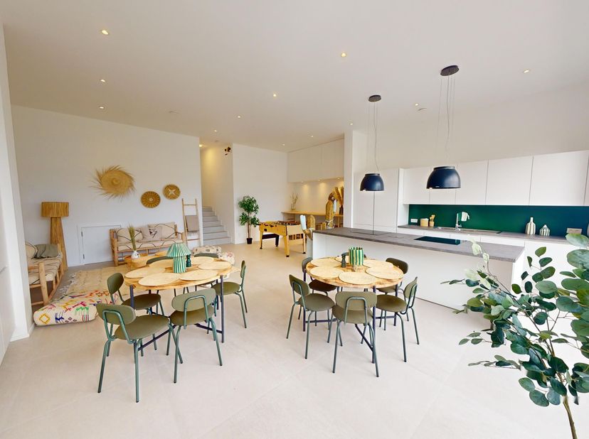 Coliving premium neuf – Chambres et SDB privatives<br />
<br />
À la recherche d’un logement moderne, confortable et prêt à vivre à Namur ?<br />
Déco