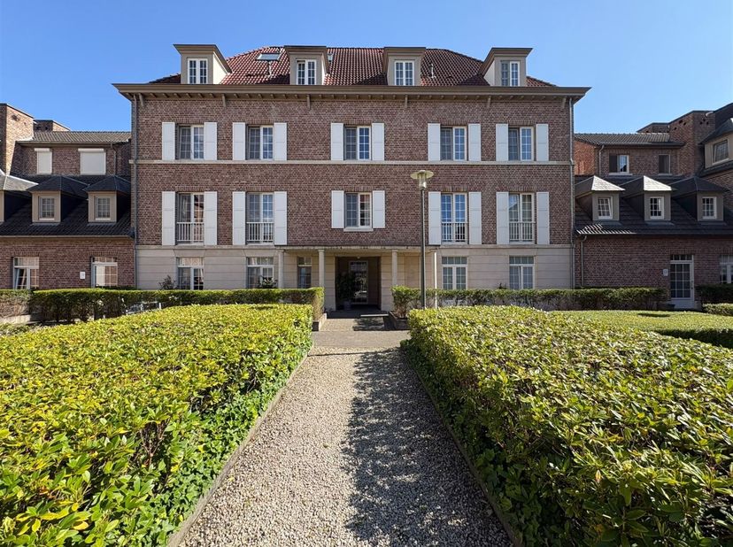 Appartement prêt à emménager avec 2 chambres, terrasse, garage fermé et place de parking souterraine <br />
<br />
Situation : Cet appartement prêt à
