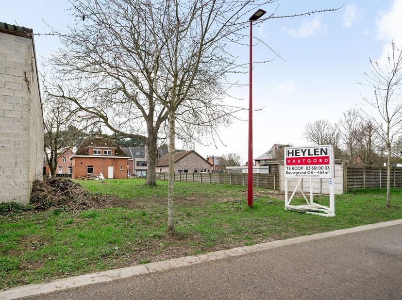 Bouwgrond van 464 m² geschikt voor open bebouwing, gelegen aan het John Smetsplein in Grobbendonk.<br />
Het perceel bevindt zich in een doodlopende e