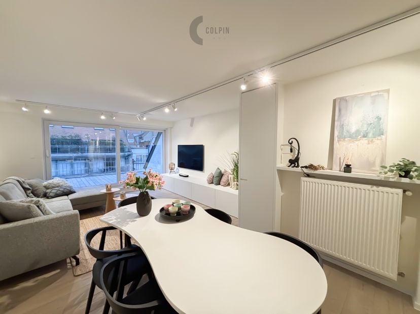 Duplex rénové à distance de pied du front de mer et de la Lippenslaan. Disposition : belle salle de séjour spacieuse avec coin repas. Terrasse ensolei