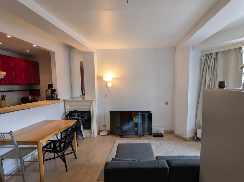 Deze lichtrijke studio is klaar om zijn toekomstige eigenaar of huurder te verwelkomen. De indeling is als volgt:<br />
<br />
<br />
Inkomhal: Met in