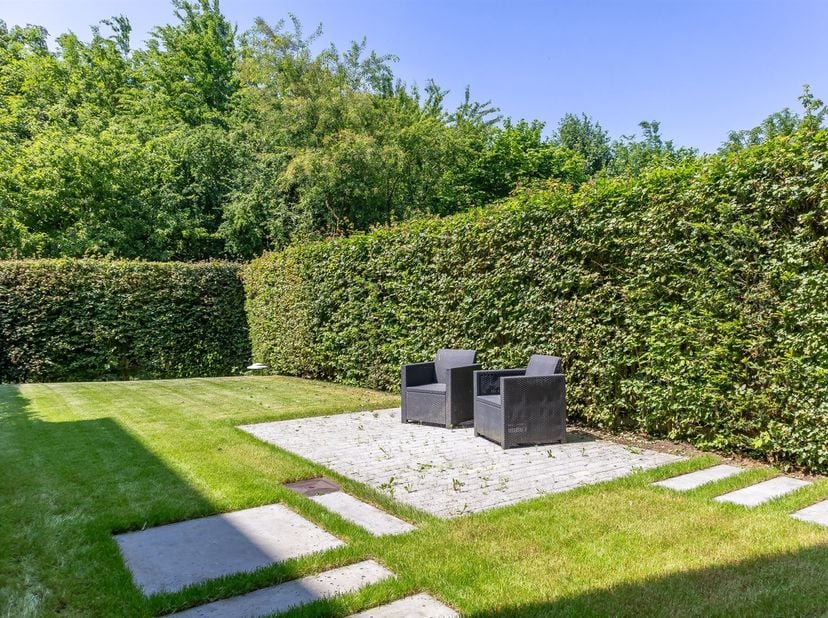 Property One, uw vastgoedpartner in Ukkel, presenteert dit prachtige appartement op de begane grond met tuinen, ideaal gelegen achter de Prins d'Orang