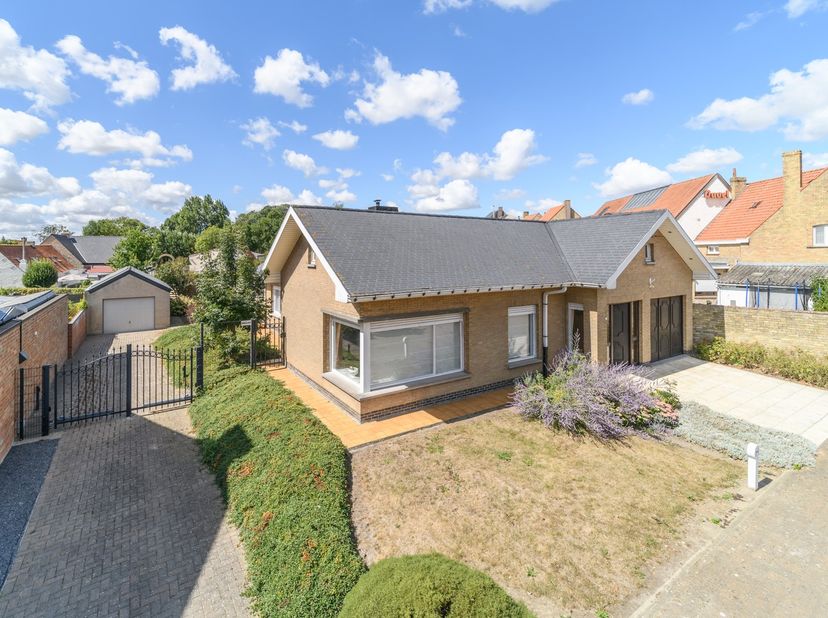 BEVEREN AAN DE IJZER: Zeer degelijke villa-bungalow met alle leefruimtes op het gelijkvloers, ruime garage en tuin op 772m² totale grondopp.<br />
In