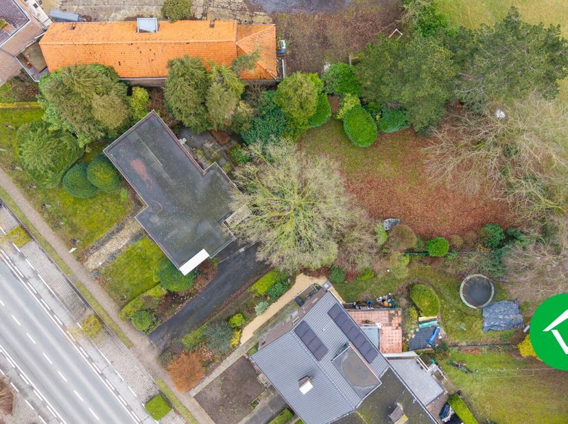 Deze statige woning op een grondoppervlakte van 1411 m² in de Bruggestraat trekt meteen de aandacht: een elegante gevel, authentieke elementen en veel