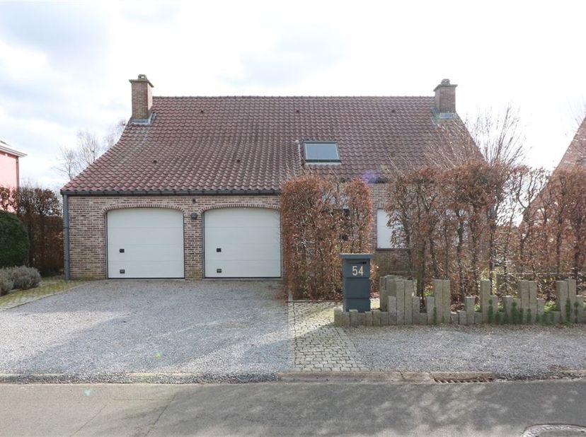 Rustig en toch centraal (nabij Diest, winkels, station, scholen,..) gelegen woning met 4 ruime slaapkamers en mogelijkheid tot 5de kamer, met leuke tu